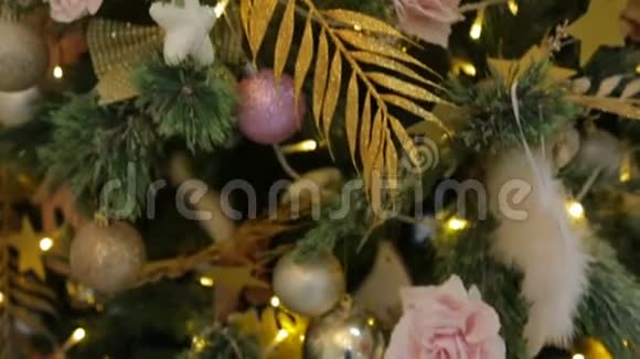 新年前夕圣诞树上圣诞玩具视频的预览图