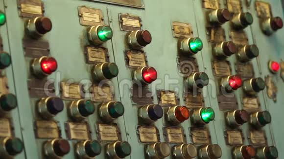 旧脏控制面板与绿色和红色按钮在工厂视频的预览图