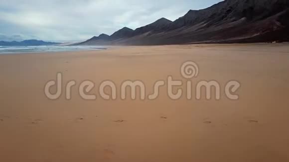 西班牙富尔特文图拉岛沙漠海滩上的时差飞行视频的预览图