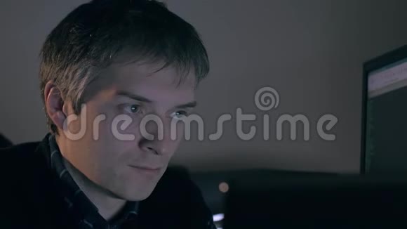 一个男人晚上在用笔记本电脑工作视频的预览图