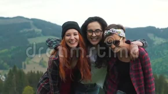 女孩们在山上玩得很开心视频的预览图