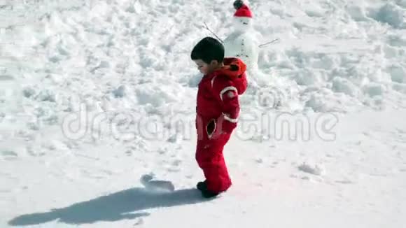 宝宝踢雪球视频的预览图