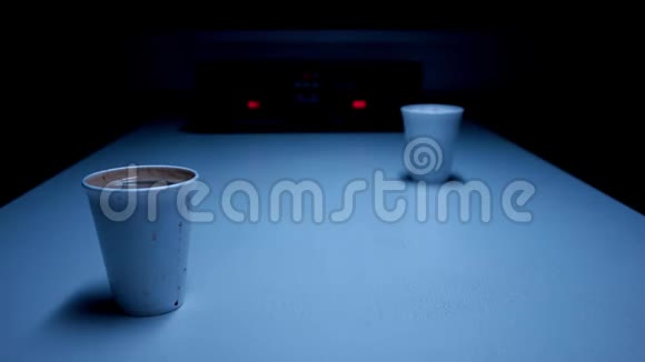 警察监管面试室咖啡杯蒸视频的预览图