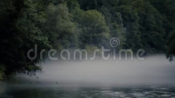 山雾的气旋视频的预览图