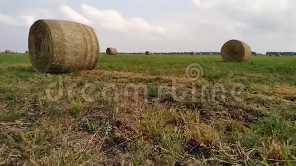 夏天的农村地区有一捆干草视频的预览图