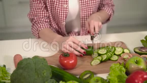 女人切黄瓜的特写视频的预览图