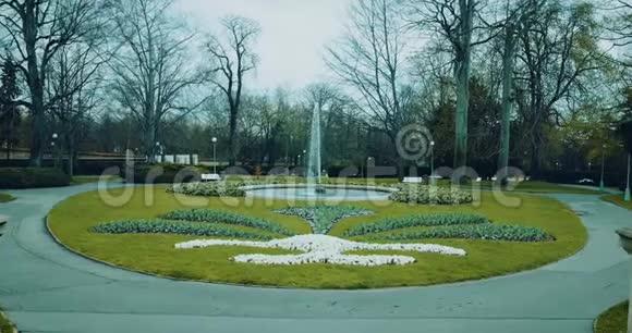 城市景观杰米尼斯城堡花园全景拍摄宫殿长凳和树木都在背景中视频的预览图