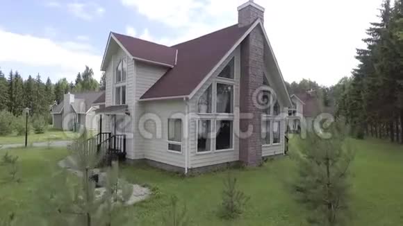 舒适美丽的房屋和小屋的鸟瞰图视频的预览图