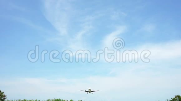 喷气式飞机飞越蓝天降落视频的预览图