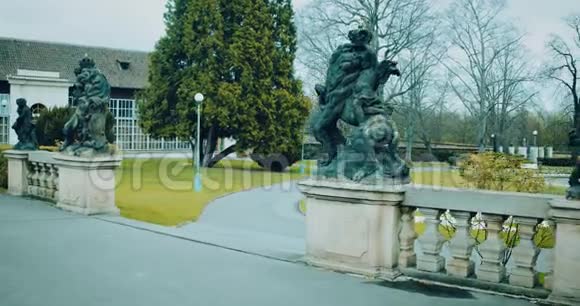 城市景观杰米尼斯城堡花园全景拍摄宫殿长凳和树木都在背景中视频的预览图