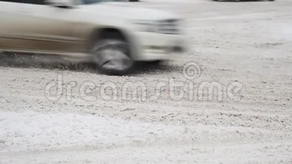 冬天汽车在雪道上行驶视频的预览图