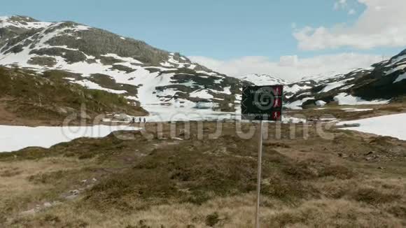 挪威山脉的十字路口视频的预览图
