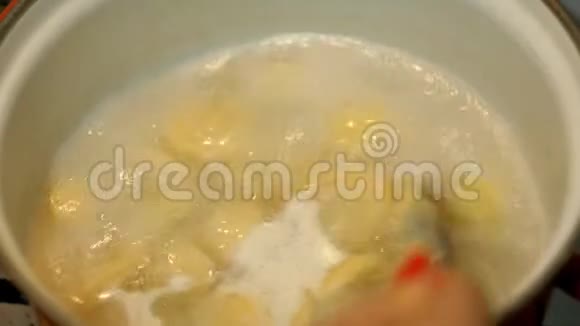 在沸水中饺子烹饪锅贴视频的预览图