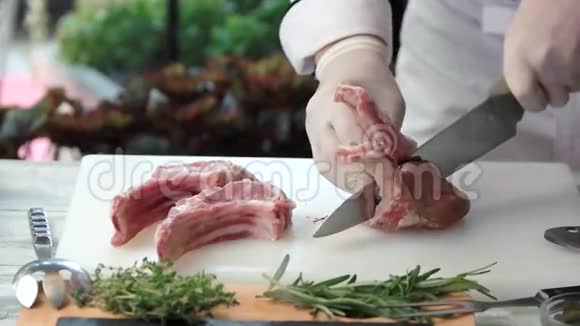 厨师用慢磨切肉视频的预览图
