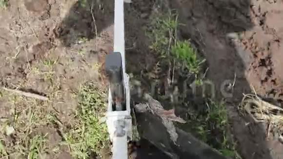 绞车将犁上的电缆拉起来农场上的土地人用犁犁犁地视频的预览图