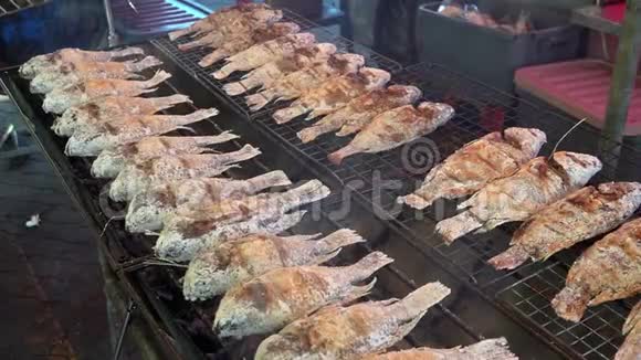 在泰国街市出售烧烤鱼视频的预览图