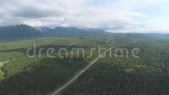 从空中俯瞰山脉森林和道路视频的预览图