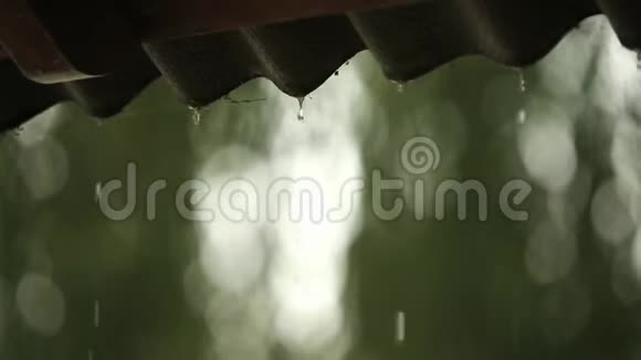 倾盆大雨时雨滴从屋顶的背光下落慢速视频视频的预览图