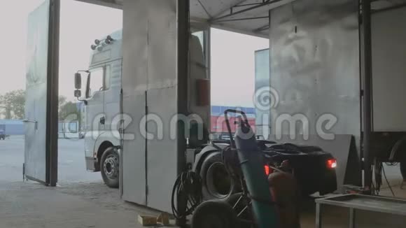 卡车进入汽车服务站视频的预览图