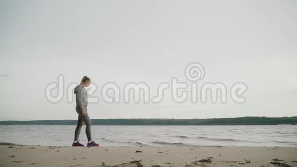 女运动员沿着海岸跑步令人失望视频的预览图