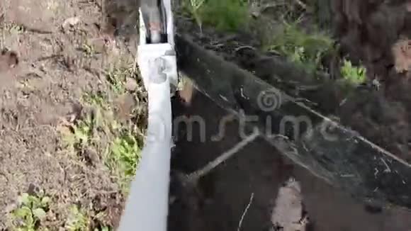 绞车将犁上的电缆拉起来农场上的土地人用犁犁犁地视频的预览图