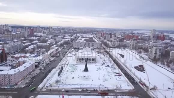 城市的空中覆盖着雪剪辑俄罗斯冰雪覆盖城市的俯视图视频的预览图