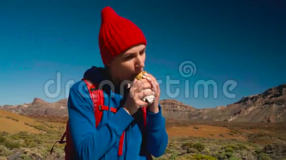 徒步旅行的女人在Tenerife徒步旅行后吃三明治加那利群岛特内里费的高加索女游客视频的预览图