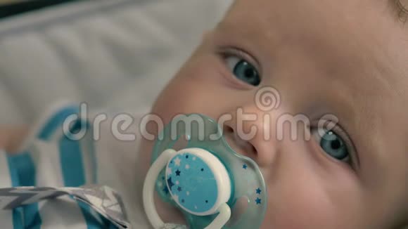 可爱的婴儿和假人的肖像正在哭泣视频的预览图