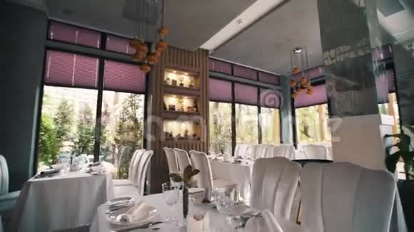 富有的现代化餐厅窗户后面有绿树视频的预览图