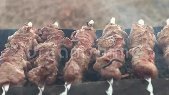 在户外烤架上做肉串Bbq肉在木炭上烤视频的预览图