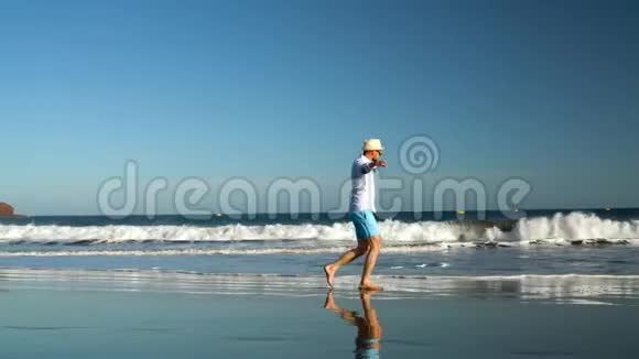 日落时快乐的人沿着海边奔跑无忧无虑的现代生活理念加那利群岛特内里费慢动作视频的预览图