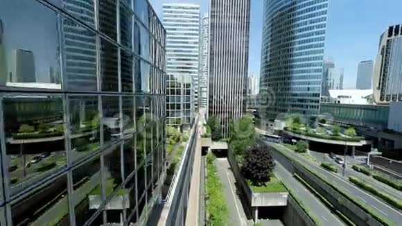 全景城市景观现代玻璃办公楼视频的预览图