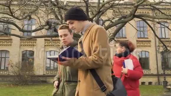 学生朋友谈论在大学附近公园散步的考试视频的预览图