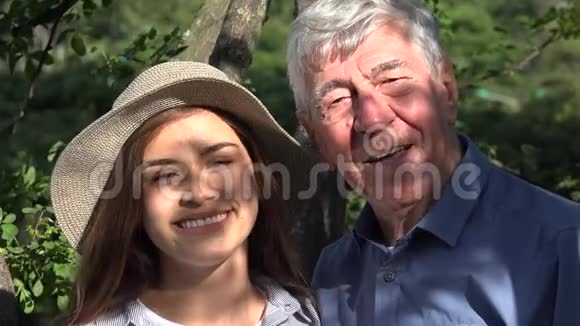 快乐的祖父和少女视频的预览图
