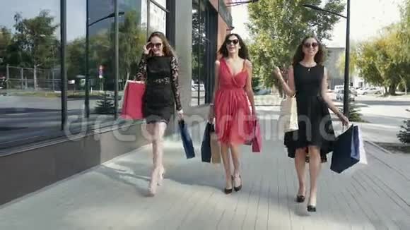 三个可爱的年轻女人走在街上享受他们的购物日视频的预览图