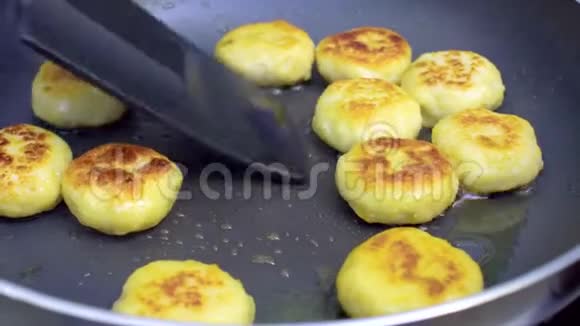 厨师用煎锅炸小薯条视频的预览图