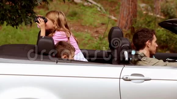 一家人坐着银色的车视频的预览图
