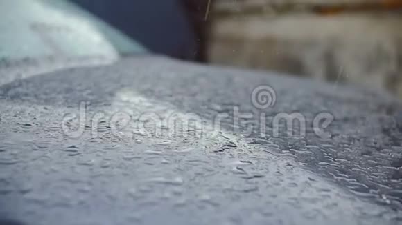 雨滴在汽车表面破裂视频的预览图