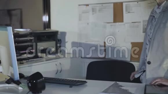 戴眼镜的年轻办公室女孩在办公室里用电脑工作4K视频的预览图