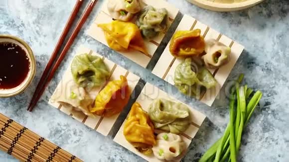 木制桌上摆着各种美味的中国饺子视频的预览图