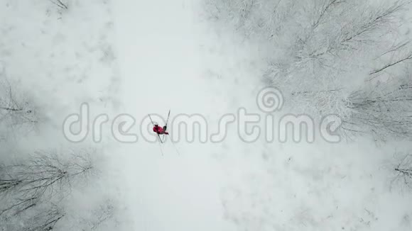 滑雪者的训练滑雪道的俯视图视频的预览图