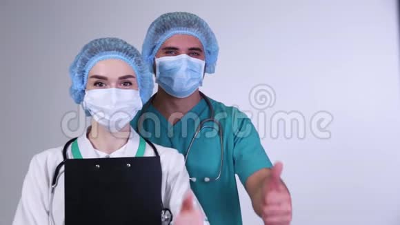 微笑的护士和医生看着摄像机视频的预览图