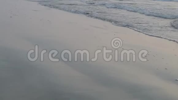 沙滩上蓝色的海浪4K视频的预览图