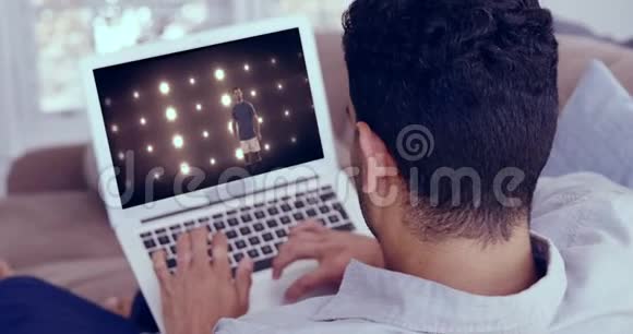 在笔记本电脑上看足球比赛的人视频的预览图
