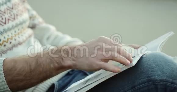 一个人坐着看书高清高清视频的预览图
