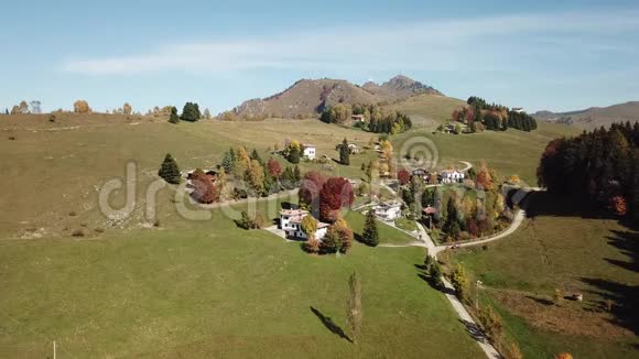 秋季期间从空中俯瞰法诺山和意大利奥罗比阿尔卑斯山视频的预览图