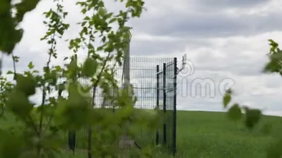 草地网格包围的电力设备视频的预览图