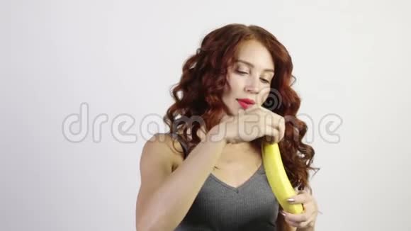 年轻女子在白种马里剥皮吃香蕉视频的预览图