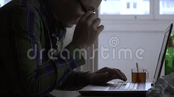 作家或程序员在家为笔记本电脑工作而不是第一天一个男人生气开始抽烟视频的预览图
