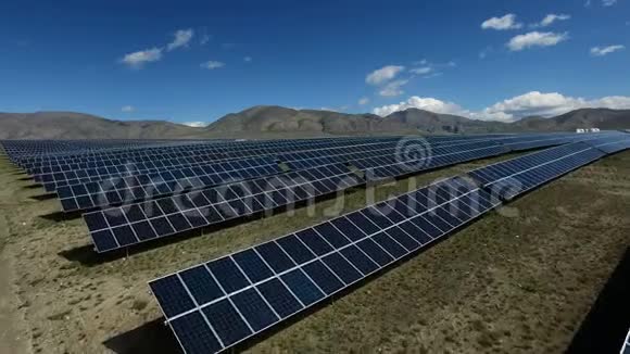 空中景观绿色能源发电机太阳能电池板视频的预览图